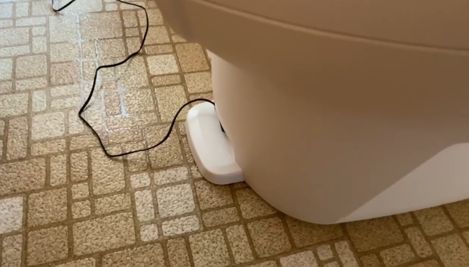 anti-tip feature of Litter Robot 5 at the bottom