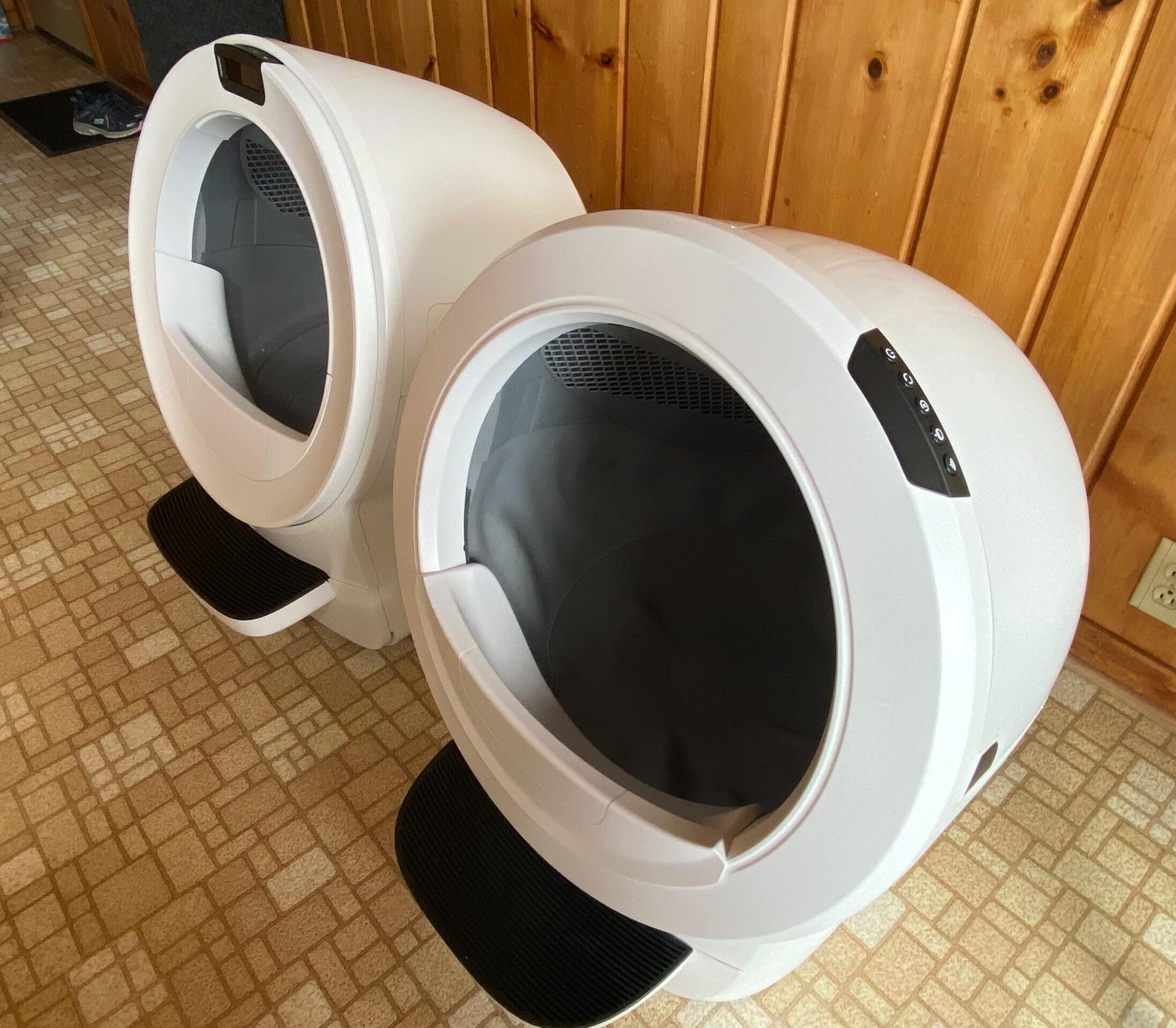 Side view of the Litter-Robot 4 and Litter-Robot 5 placed next to each other